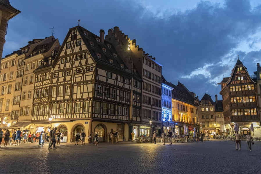 Francia - Alsacia 153 - Estrasburgo - plaza de la Catedral.jpg